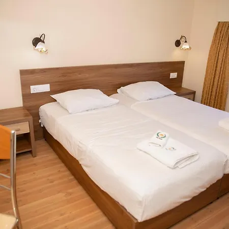 Alia And Ξενοδοχείο 3*